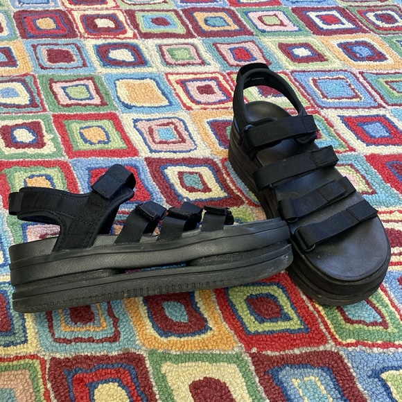 Super cute Nike platform sandals - Picture 3 of 3